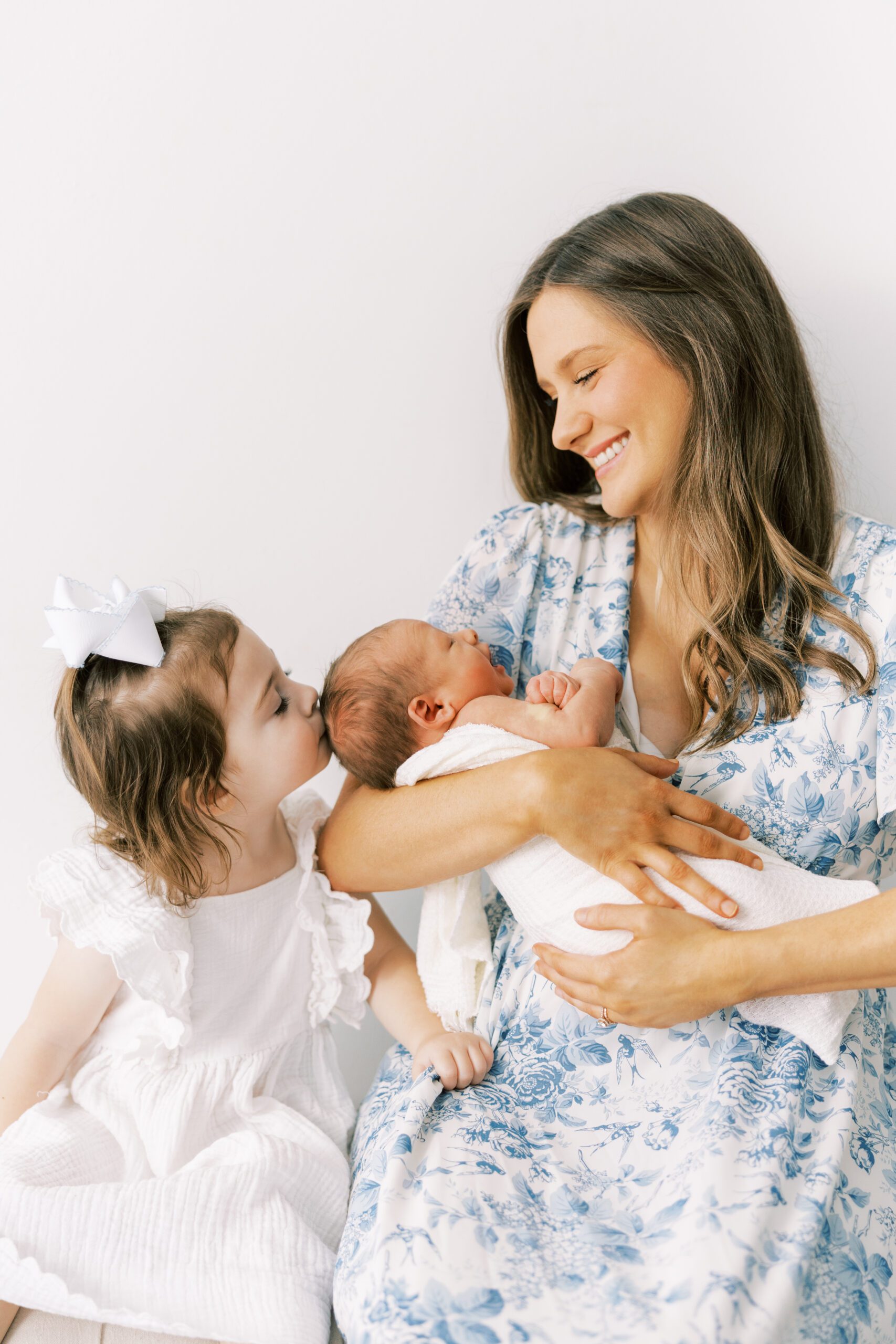 mom with baby and big sis